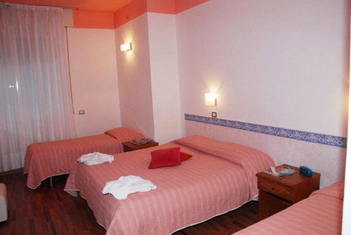 רימיני Hotel Golden מראה חיצוני תמונה