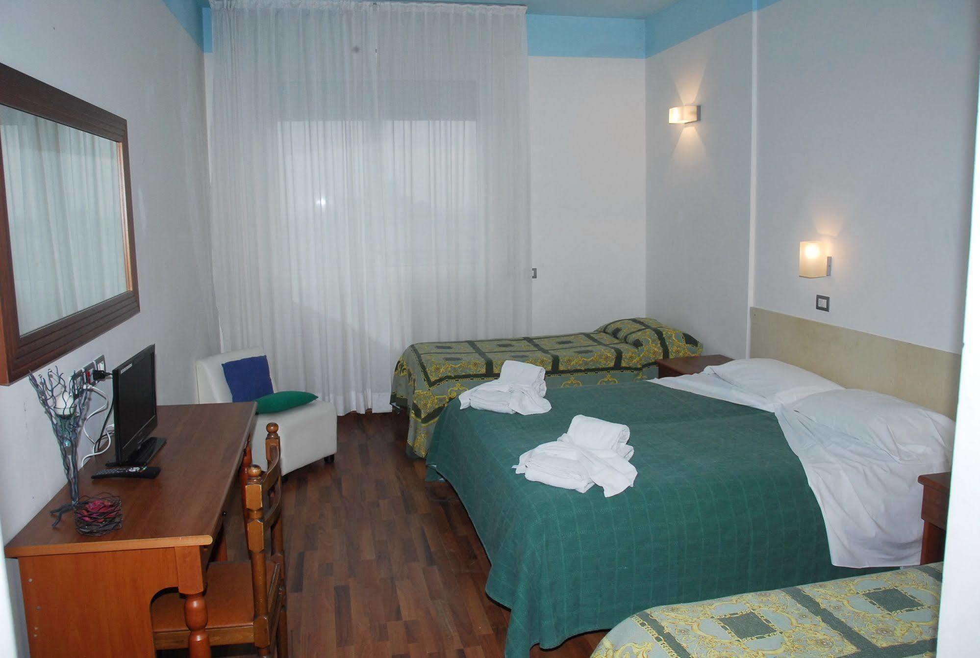 רימיני Hotel Golden מראה חיצוני תמונה