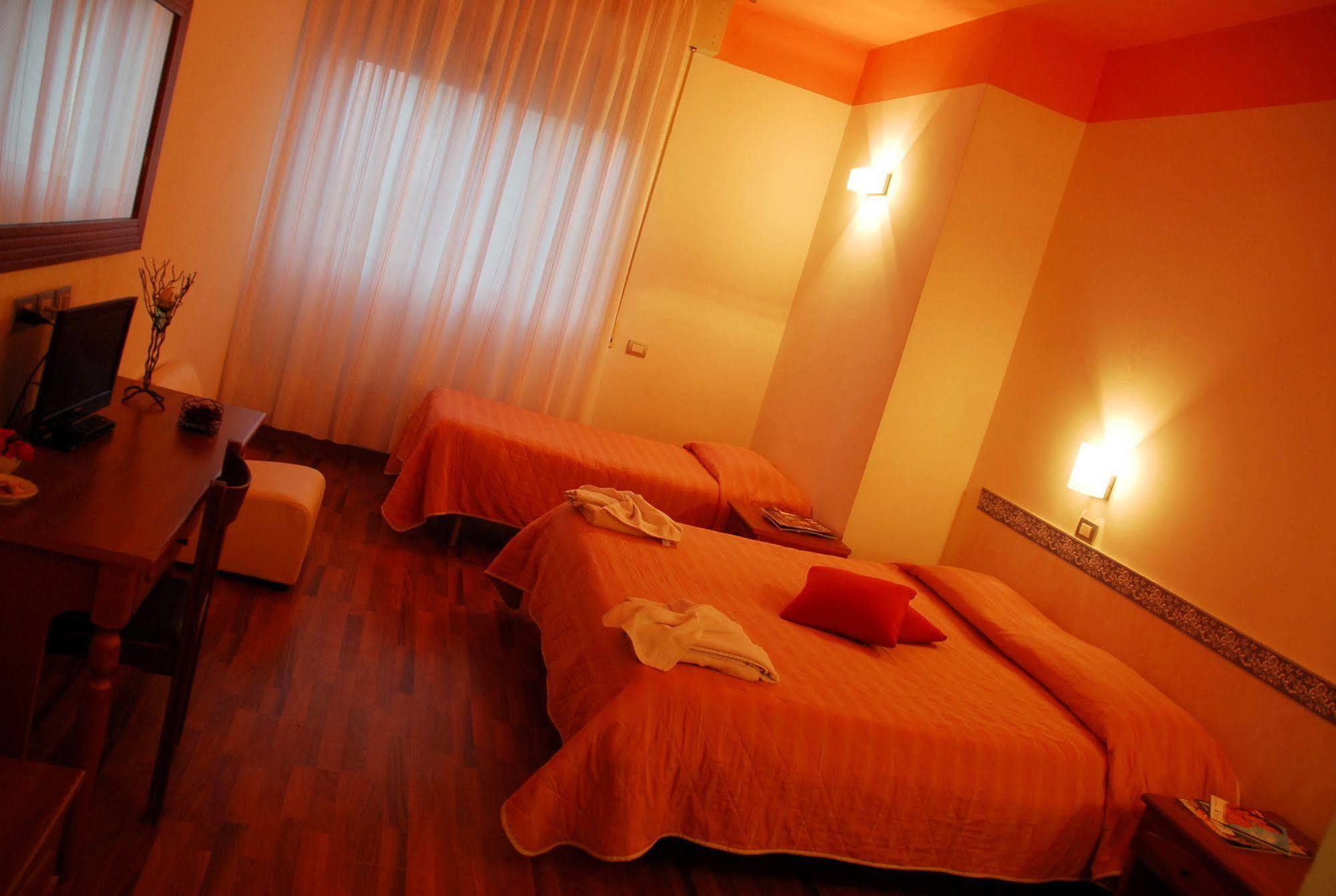 רימיני Hotel Golden מראה חיצוני תמונה